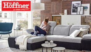 Frau entspannt auf einem Sofa