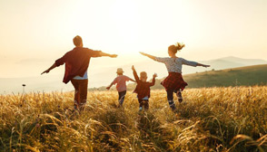 Familie im Sonnenuntergang