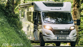 Fahrendes Wohnmobil auf einer Waldstraße