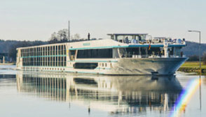 Fahrendes Kreuzfahrtschiff